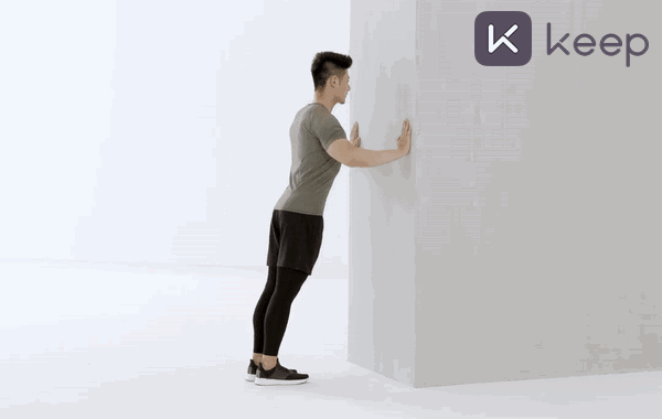 比如练胸,标准俯卧撑不容易找到感觉,可以先做一组「靠墙俯卧撑」.