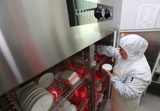 餐厅消毒柜拿出来的餐具真的干净吗?